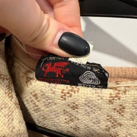 'A Dafydd Snowdon Design' Cream Welsh Wool Tapestry Cape - Picture 12 of 13